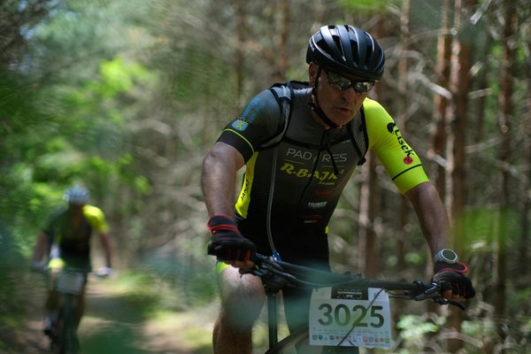 Welche Ernährungsstrategien unterstützen die Leistung eines Basketballspielers?